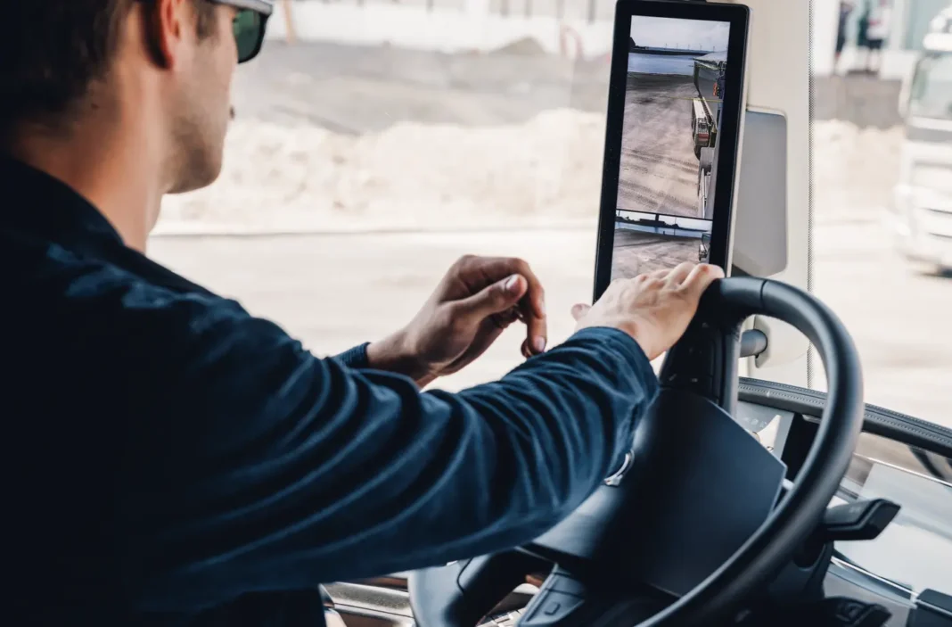 Dopo il massimo dei voti – 5 stelle su 5 – ottenuto dai camion della serie FH della Casa svedese in versione trattore e carro, è la volta dei modelli della gamma FM per la distribuzione regionale. Che hanno eguagliato il punteggio pieno degli FH nella più recente valutazione dei test Euro NCAP per i criteri di sicurezza dei mezzi industriali.