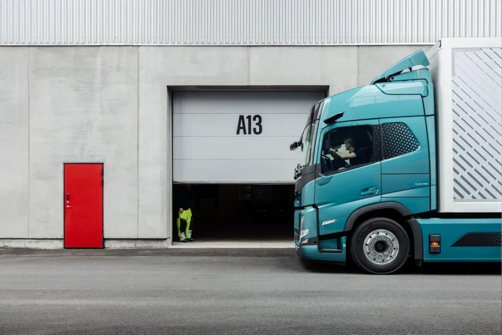 Dopo il massimo dei voti – 5 stelle su 5 – ottenuto dai camion della serie FH della Casa svedese in versione trattore e carro, è la volta dei modelli della gamma FM per la distribuzione regionale. Che hanno eguagliato il punteggio pieno degli FH nella più recente valutazione dei test Euro NCAP per i criteri di sicurezza dei mezzi industriali. 