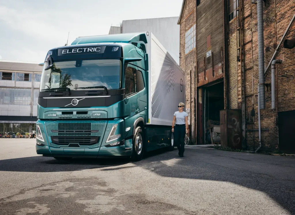 Dopo il massimo dei voti – 5 stelle su 5 – ottenuto dai camion della serie FH della Casa svedese in versione trattore e carro, è la volta dei modelli della gamma FM per la distribuzione regionale. Che hanno eguagliato il punteggio pieno degli FH nella più recente valutazione dei test Euro NCAP per i criteri di sicurezza dei mezzi industriali. 