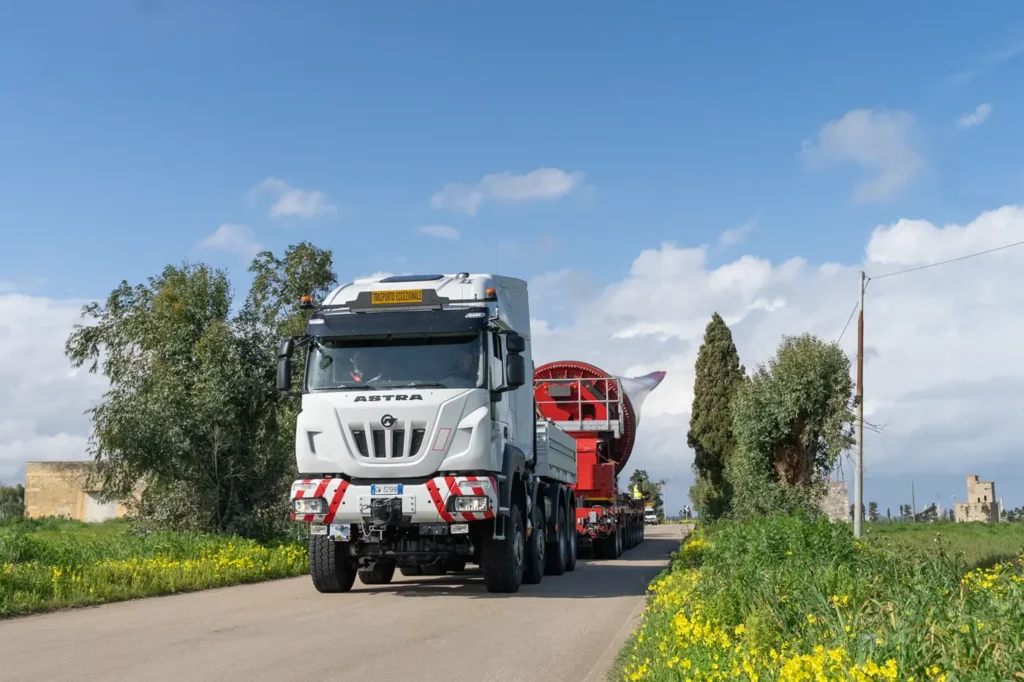 Astra, acronimo di Anonima Sarda Trasporti, celebra quest’anno gli ottant’anni d’attività nella progettazione e produzione di veicoli heavy-duty per missioni di trasporto offroad. 