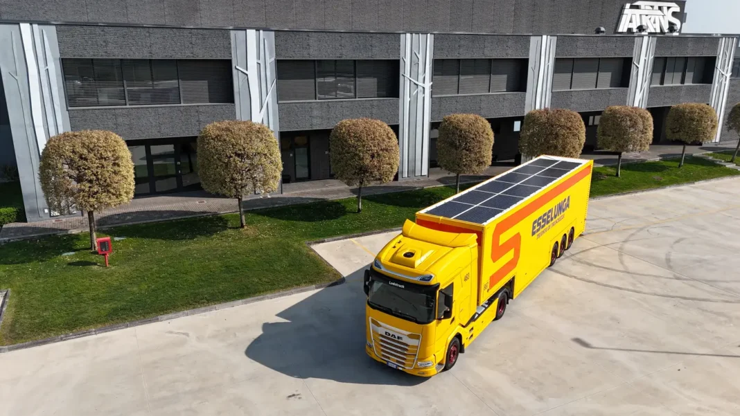 Un semirimorchio a doppio piano di carico del costruttore olandese Burgers – i cui veicoli sono distribuiti in Italia dalla Multitrax di Cremona – è entrato in servizio nella flotta della Italtrans di Calcinate (Bergamo), che lo utilizza per la logistica di Esselunga fra i poli di Pioltello (Milano), Biandrate (Novara) e Sesto Fiorentino (Firenze).