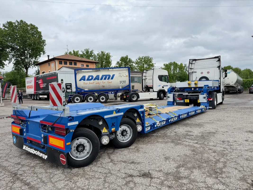 Per chi deve trasportare attrezzature da costruzione ingombranti, carichi eccezionali, serbatoi, macchine operatrici, componenti strutturali in acciaio o anche imbarcazioni, Kässbohrer ha messo a punto il semirimorchio a culla K.SLL.P dotato di sospensioni indipendenti a pendolo.