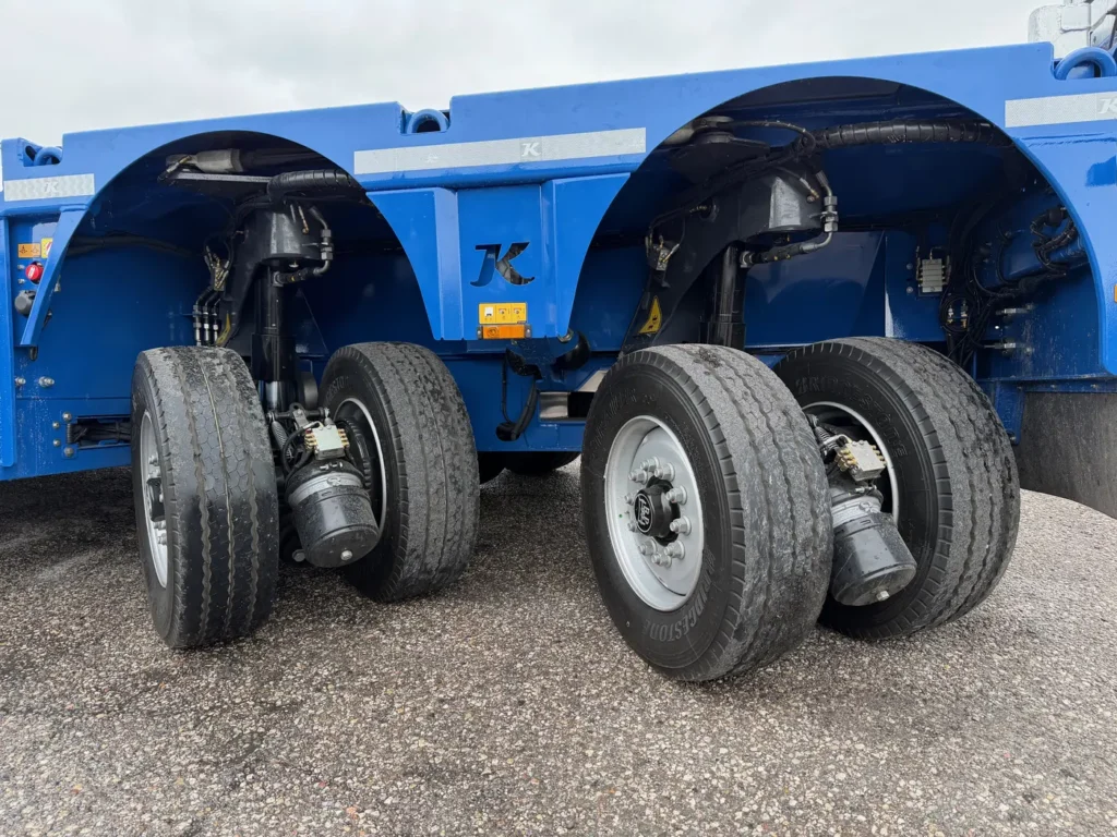 Per chi deve trasportare attrezzature da costruzione ingombranti, carichi eccezionali, serbatoi, macchine operatrici, componenti strutturali in acciaio o anche imbarcazioni, Kässbohrer ha messo a punto il semirimorchio a culla K.SLL.P dotato di sospensioni indipendenti a pendolo. 