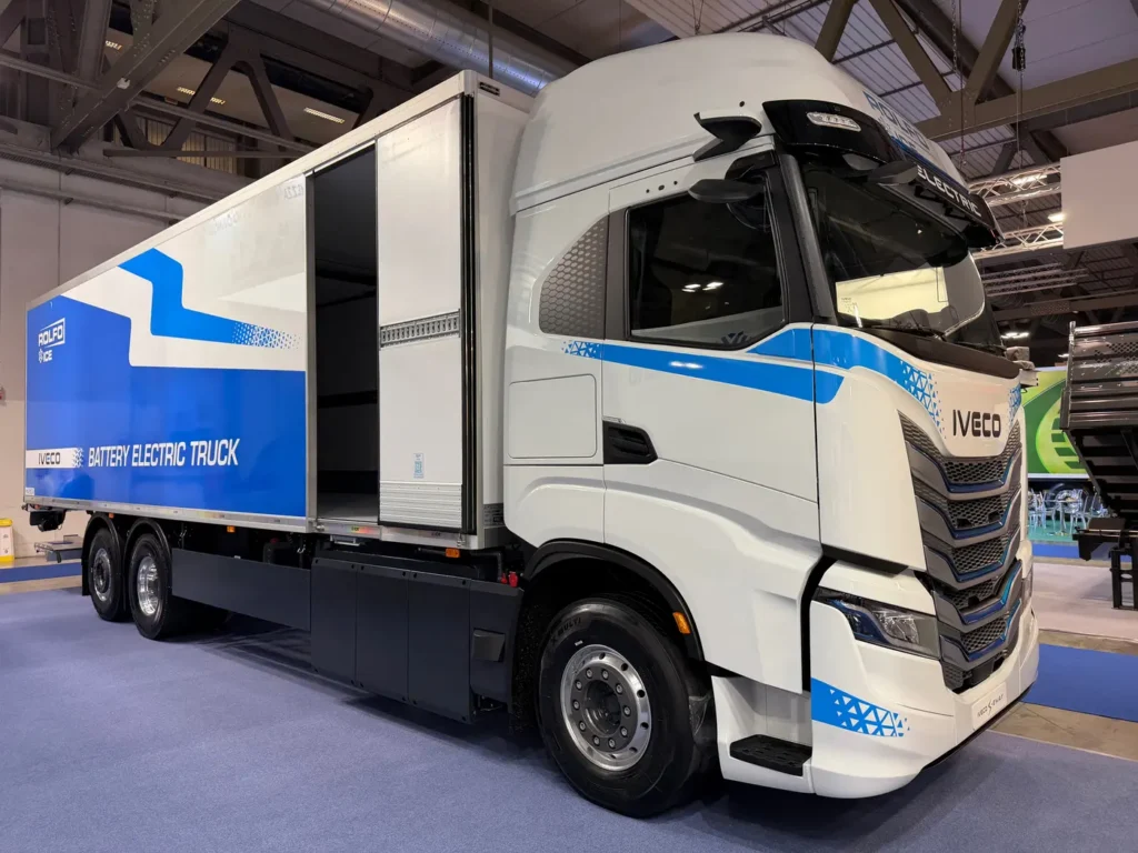 In occasione del Transpotec Logitec di Milano, Iveco e Rolfo ICE, divisione di Rolfo Evolution all’interno del Gruppo di Alba (Cuneo), hanno presentato una soluzione di trasporto in regime di temperatura controllata a impatto zero, realizzata su base Iveco S-eWay a batterie (BEV) in configurazione 6x2. 