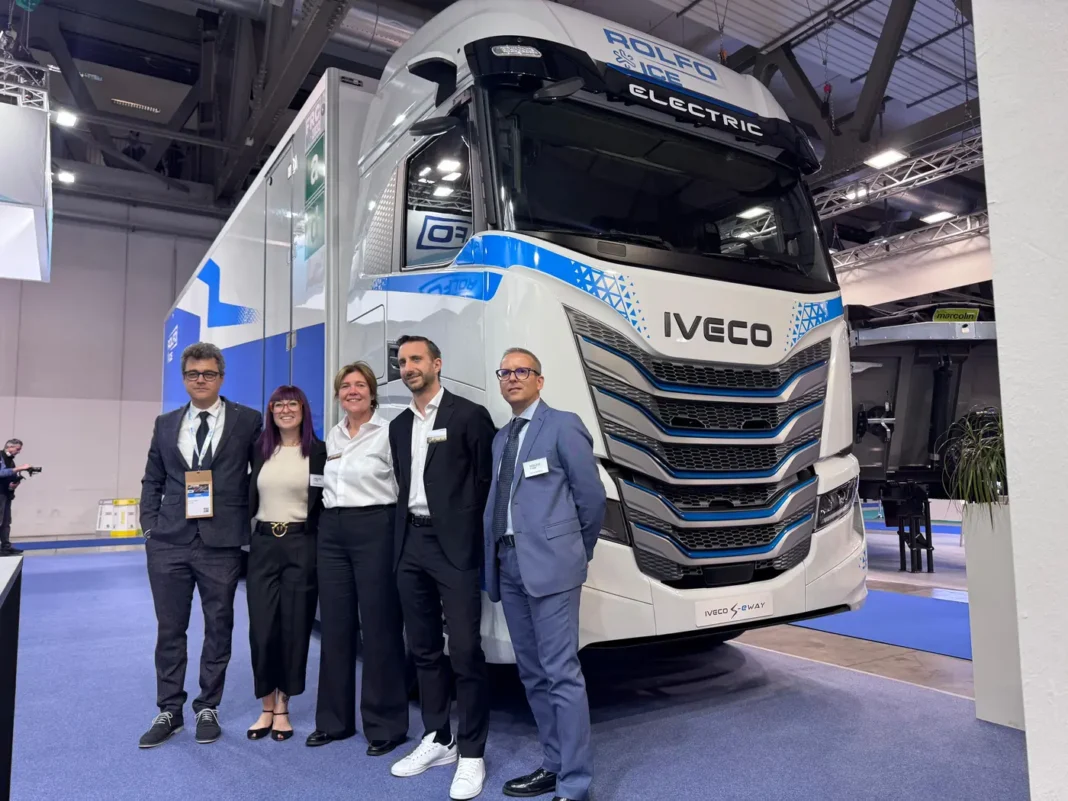 In occasione del Transpotec Logitec di Milano, Iveco e Rolfo ICE, divisione di Rolfo Evolution all’interno del Gruppo di Alba (Cuneo), hanno presentato una soluzione di trasporto in regime di temperatura controllata a impatto zero, realizzata su base Iveco S-eWay a batterie (BEV) in configurazione 6x2.
