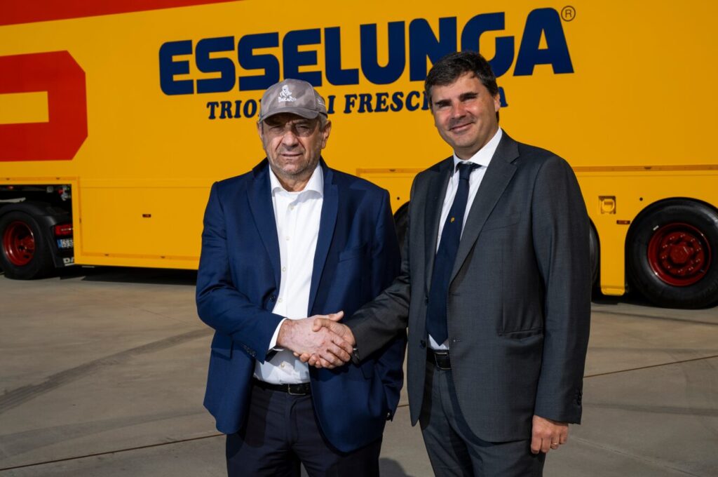 Un semirimorchio a doppio piano di carico del costruttore olandese Burgers – i cui veicoli sono distribuiti in Italia dalla Multitrax di Cremona – è entrato in servizio nella flotta della Italtrans di Calcinate (Bergamo), che lo utilizza per la logistica di Esselunga fra i poli di Pioltello (Milano), Biandrate (Novara) e Sesto Fiorentino (Firenze). 