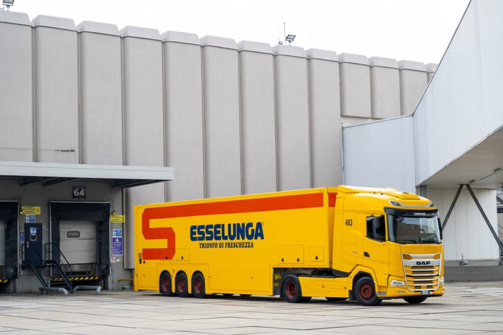 Un semirimorchio a doppio piano di carico del costruttore olandese Burgers – i cui veicoli sono distribuiti in Italia dalla Multitrax di Cremona – è entrato in servizio nella flotta della Italtrans di Calcinate (Bergamo), che lo utilizza per la logistica di Esselunga fra i poli di Pioltello (Milano), Biandrate (Novara) e Sesto Fiorentino (Firenze). 