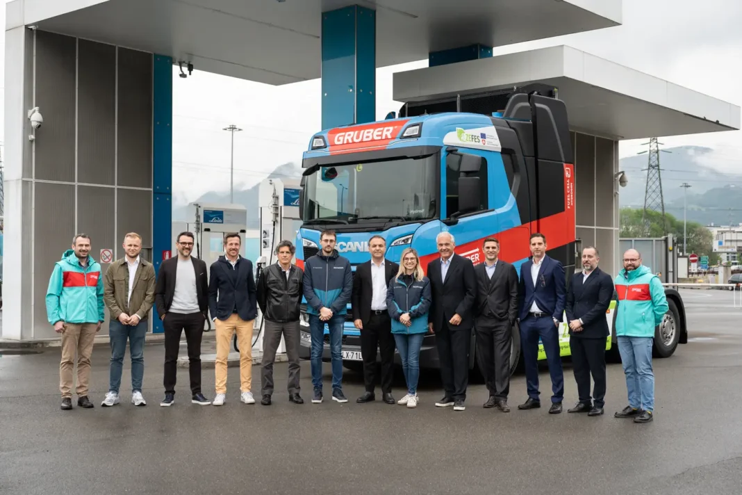 Si tratta della prima sperimentazione di un veicolo pesante ad idrogeno in l'Italia e fa parte del progetto europeo ZEFES, attivo dal 2023 ed impegnato ad accelerare la decarbonizzazione del trasporto merci tramite camion elettrici (BEV) e ad idrogeno (FCEV).