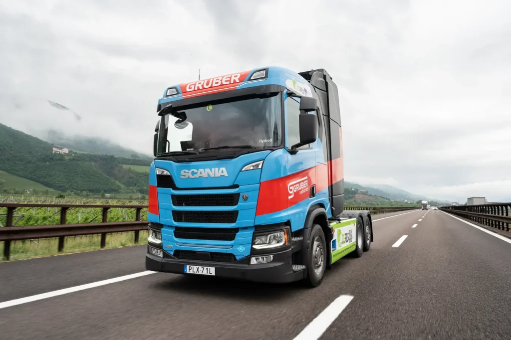Si tratta della prima sperimentazione di un veicolo pesante ad idrogeno in l'Italia e fa parte del progetto europeo ZEFES, attivo dal 2023 ed impegnato ad accelerare la decarbonizzazione del trasporto merci tramite camion elettrici (BEV) e ad idrogeno (FCEV).
