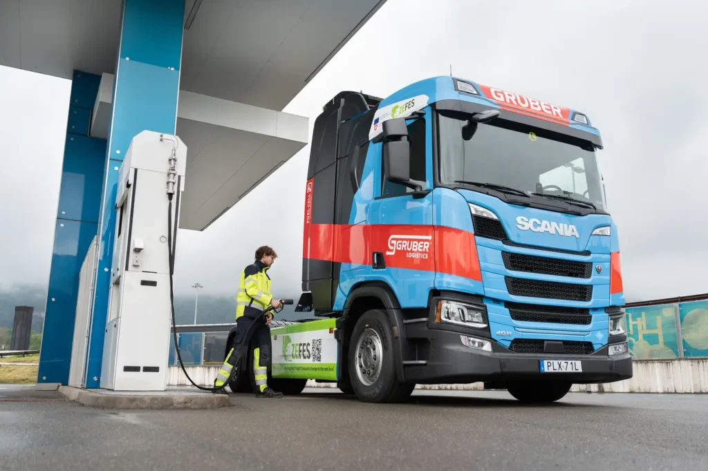 Si tratta della prima sperimentazione di un veicolo pesante ad idrogeno in l'Italia e fa parte del progetto europeo ZEFES, attivo dal 2023 ed impegnato ad accelerare la decarbonizzazione del trasporto merci tramite camion elettrici (BEV) e ad idrogeno (FCEV).