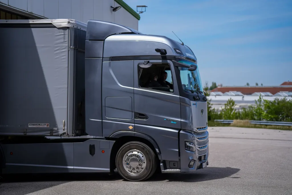 Le Case costruttrici cinesi stanno arrivando in massa sui mercati europei con proposte che riguardano anche segmenti altamente competitivi e ‘affollati’, come quello dei pesanti stradali a trazione elettrica. 