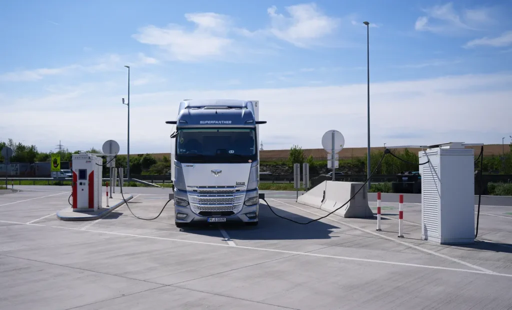 Le Case costruttrici cinesi stanno arrivando in massa sui mercati europei con proposte che riguardano anche segmenti altamente competitivi e ‘affollati’, come quello dei pesanti stradali a trazione elettrica. 