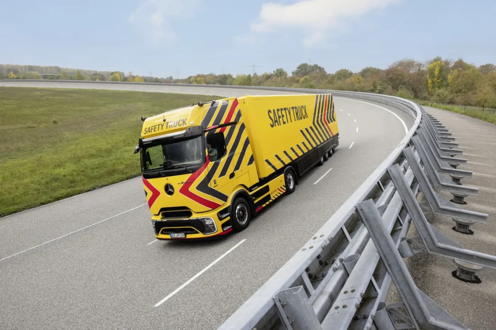 A pochi mesi dall’apertura dell’IAA Transportation, il Salone dei veicoli industriali e degli allestimenti di Hannover, la Casa tedesca svela in anteprima le novità di prodotto e le soluzioni tecnologiche che saranno presentate alla manifestazione tedesca. 