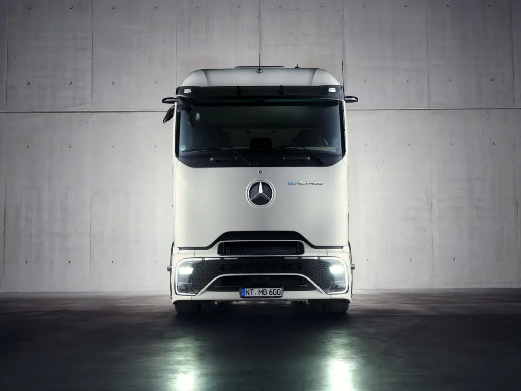 Già nell'autunno del 2025, Mercedes-Benz Trucks ha ampliato in modo significativo la gamma di modelli derivata dalla piattaforma dell'eActros 600. Secondo il profilo della missione e i requisiti di carico utile e di autonomia, gli operatori possono ora scegliere tra circa 40 varianti derivate dal veicolo base, tra le quali l'eActros 400 con due pacchi batteria invece di tre. Tra le caratteristiche del Lowliner comuni ai modelli della famiglia eActros figurano l’assale motore elettrificato (eAxle) sviluppato internamente, la tecnologia delle celle al litio ferro fosfato (LFP), con vita utile estesa e una capacità utilizzabile delle batterie superiore al 95%, l’impianto elettrico di bordo a 800 Volt, il Multimedia Cockpit Interactive 2 e i sistemi avanzati di assistenza alla guida. 