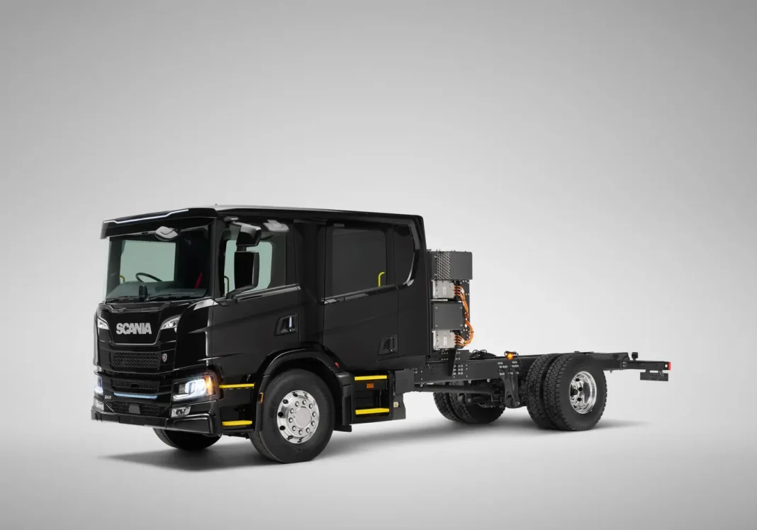 La casa del Grifone svedese rafforza la propria posizione e l’offerta di prodotto nel comparto dei camion a batterie (BEV) con due iniziative.