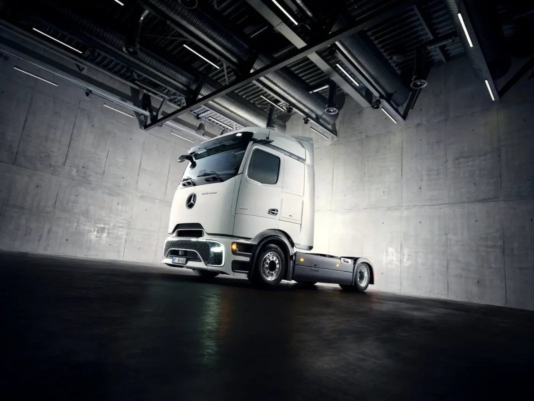 Si amplia l’offerta di prodotto della Stella nel comparto degli elettrici a batterie. La più recente novità riguarda l’eActros Lowliner a telaio ribassato, ordinabile nei Paesi della UE a partire dal terzo trimestre di quest’anno con inizio della produzione in serie presso lo stabilimento tedesco di Wörth
