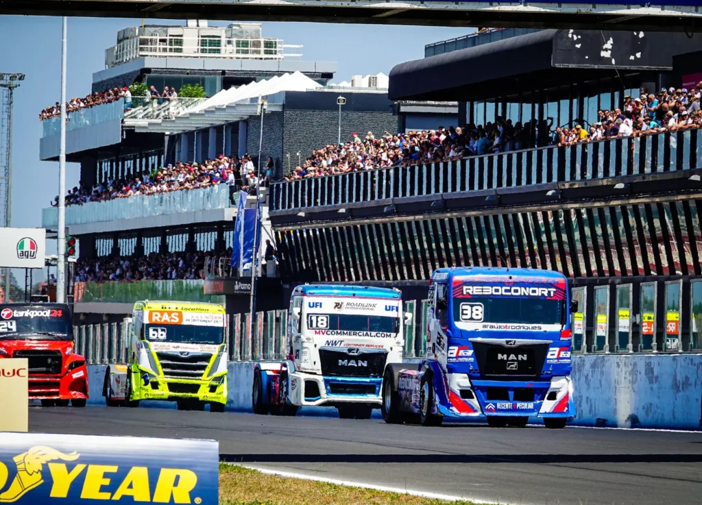 Una grande folla di appassionati di camion – sono stati oltre 40mila i visitatori durante l’ultimo week end di maggio – ha fatto da cornice sul Misano World Circuit Marco Simoncelli di Misano Adriatico (Rimini) alla prima gara del Goodyear FIA European Truck Racing Championship, il campionato europeo dedicato ai mezzi pesanti. 