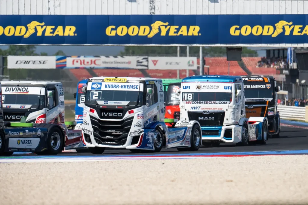 Una grande folla di appassionati di camion – sono stati oltre 40mila i visitatori durante l’ultimo week end di maggio – ha fatto da cornice sul Misano World Circuit Marco Simoncelli di Misano Adriatico (Rimini) alla prima gara del Goodyear FIA European Truck Racing Championship, il campionato europeo dedicato ai mezzi pesanti. 