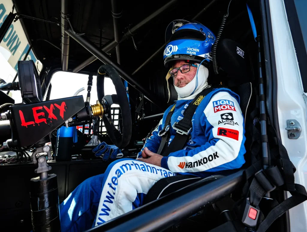 Una grande folla di appassionati di camion – sono stati oltre 40mila i visitatori durante l’ultimo week end di maggio – ha fatto da cornice sul Misano World Circuit Marco Simoncelli di Misano Adriatico (Rimini) alla prima gara del Goodyear FIA European Truck Racing Championship, il campionato europeo dedicato ai mezzi pesanti. 