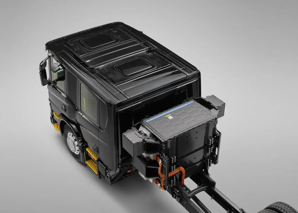 La casa del Grifone svedese rafforza la propria posizione e l’offerta di prodotto nel comparto dei camion a batterie (BEV) con due iniziative. 