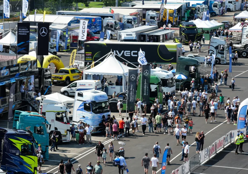Una grande folla di appassionati di camion – sono stati oltre 40mila i visitatori durante l’ultimo week end di maggio – ha fatto da cornice sul Misano World Circuit Marco Simoncelli di Misano Adriatico (Rimini) alla prima gara del Goodyear FIA European Truck Racing Championship, il campionato europeo dedicato ai mezzi pesanti. 