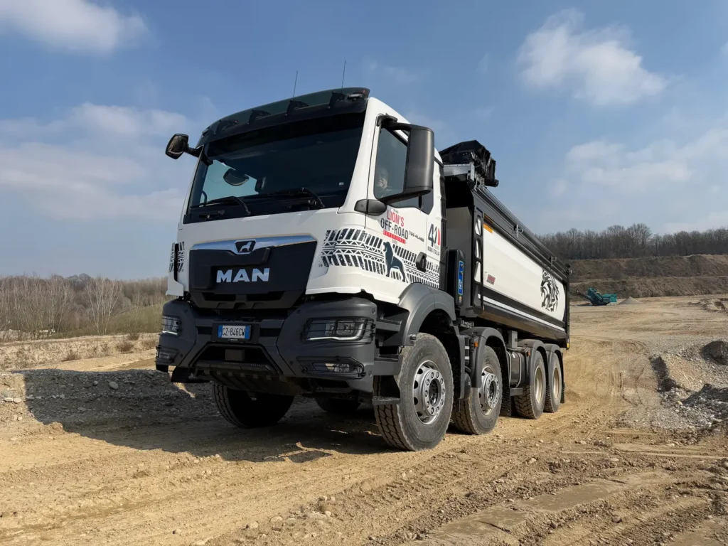 La filiale italiana del costruttore tedesco chiude il primo semestre di quest’anno con un immatricolato da record. 

Che sia così lo dicono le cifre, che parlano di un +31% rispetto allo stesso periodo del 2025 nel comparto degli autocarri pesanti e di un incremento di 2,2 punti in percentuale della quota di mercato.