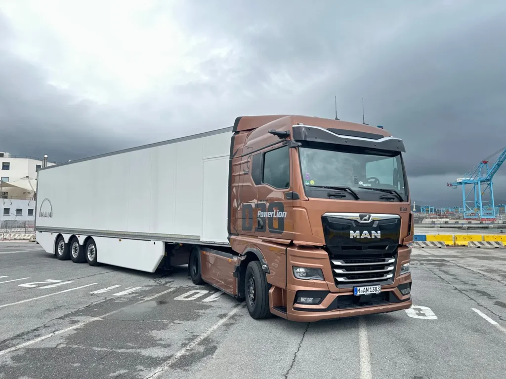 La filiale italiana del costruttore tedesco chiude il primo semestre di quest’anno con un immatricolato da record. 

Che sia così lo dicono le cifre, che parlano di un +31% rispetto allo stesso periodo del 2025 nel comparto degli autocarri pesanti e di un incremento di 2,2 punti in percentuale della quota di mercato.