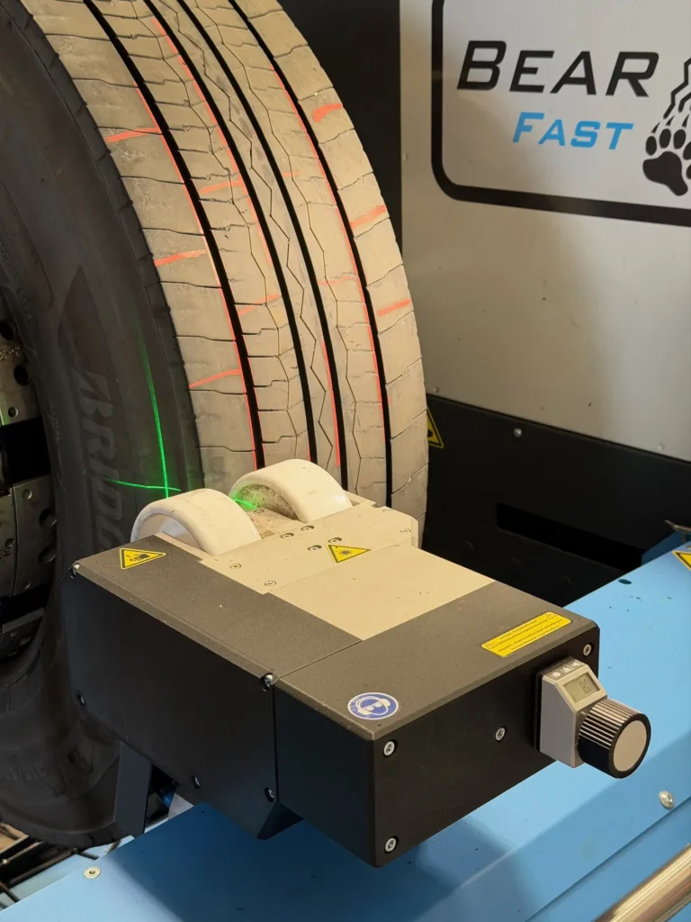 Bear Machines, società tedesca specializzata nella realizzazione di macchine semi-automatiche per la riscolpitura degli pneumatici di mezzi industriali, autobus e semirimorchi, è sbarcata sul mercato italiano. 