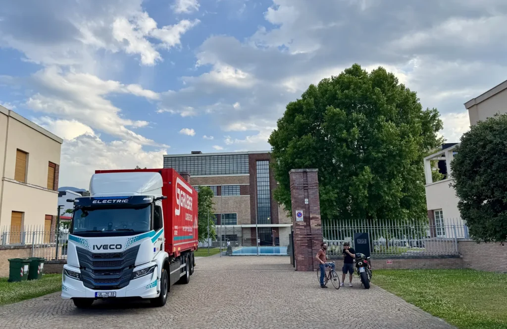 Dalla collaborazione fra Iveco, Gruber Logistics e AIT (Austrian Institute of Technology) nell’ambito del Progetto Empower - Eco-operated, Modular, highly efficient, and flexible multi-Powertrain for long-haul heavy-duty vehicles – finanziato dalla Commissione europea, è iniziato lo scorso giugno un test su strada di sei mesi di un camion a batterie della Casa italiana adibito a operazioni logistiche.