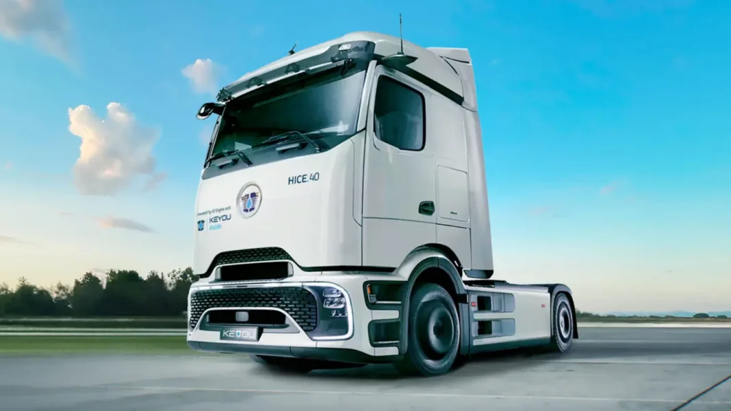 Dopo la combinazione celle a combustibile – idrogeno liquefatto del NextGenH2, la cui produzione in serie è prevista nei primi anni ’30, Daimler Truck è pronta a sperimentare anche la tecnologia del motore a combustione interna alimentato a idrogeno, grazie alla partnership avviata con KEYOU, azienda di Monaco specializzata nella conversione delle piattaforme motore esistenti.