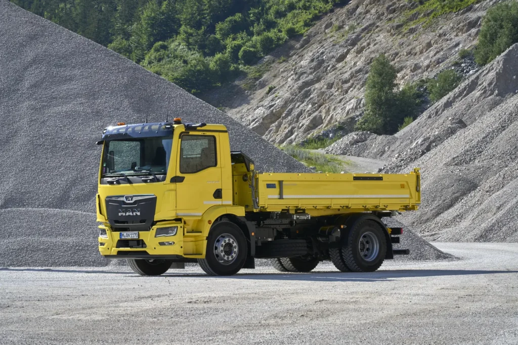 La filiale italiana del costruttore tedesco chiude il primo semestre di quest’anno con un immatricolato da record. 

Che sia così lo dicono le cifre, che parlano di un +31% rispetto allo stesso periodo del 2025 nel comparto degli autocarri pesanti e di un incremento di 2,2 punti in percentuale della quota di mercato.