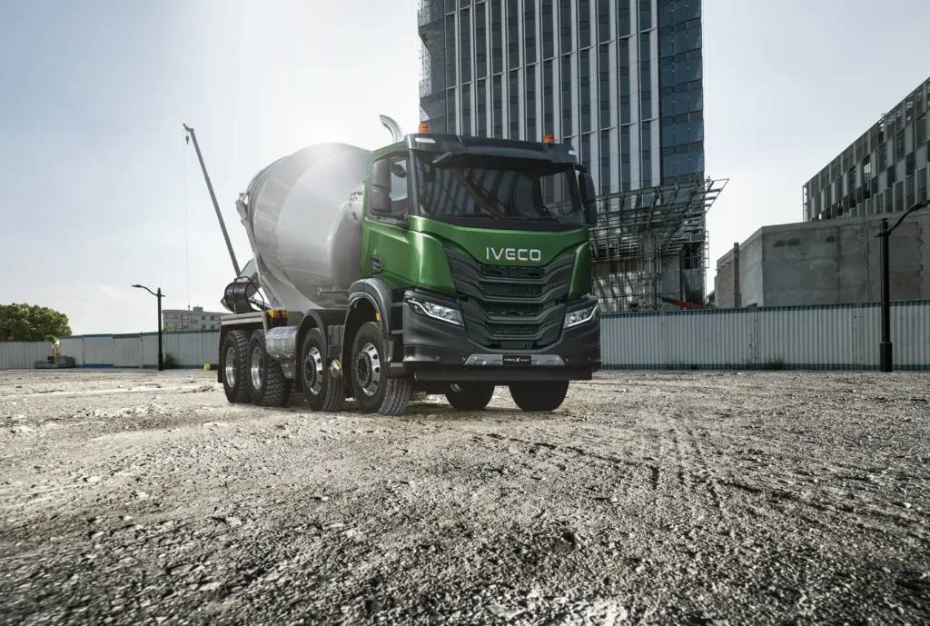 Iveco e Petronas Lubricants International (PLI) hanno ufficialmente rinnovato per altri cinque anni la loro partnership strategica di lunga data. 