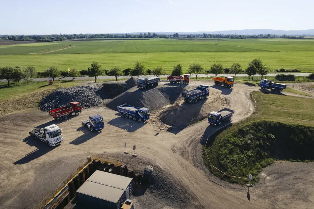 Si chiama Offroad Experience 2026 l’evento organizzato dalla Casa tedesca a Stockstadt am Rhein (Assia), in Germania, per mostrare in azione le caratteristiche della propria gamma di veicoli da cantiere