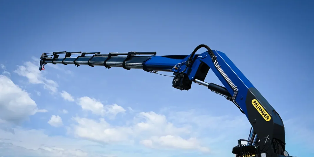 Palfinger, costruttore di gru austriaco amplia la propria offerta di prodotto per il settore navale con una nuova unità, la PFM 1200. Che risponde alle esigenze operative di un comparto, nel quale le imbarcazioni di lavoro e di servizio assumono dimensioni sempre maggiori.